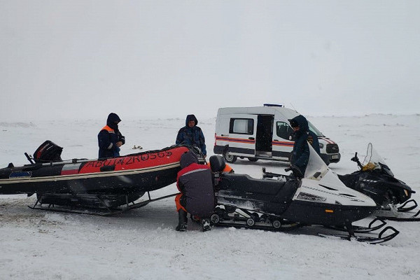 На Сахалине спасли 12 рыбаков с отколовшейся льдины