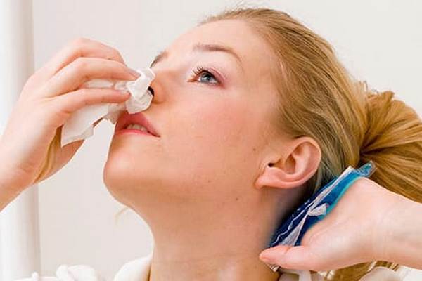 Медики объяснили, как быстро остановить кровотечение из носа