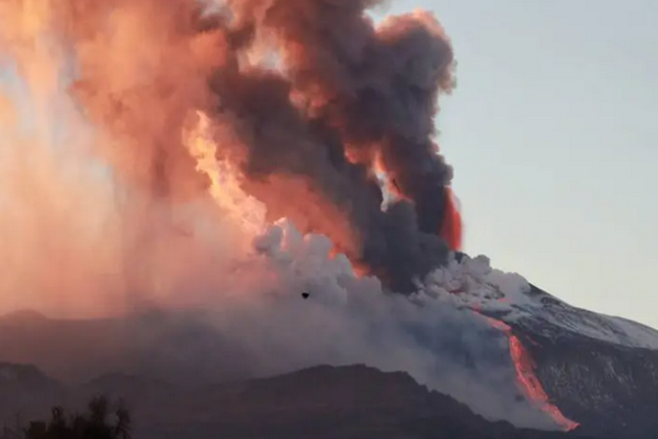 Вулкан Этна выбросил раскаленную лаву: 14 раз за месяц