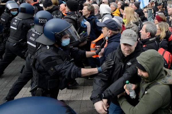 По Европе прокатилась волна карантинных протестов