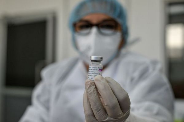 Польза вакцины AstraZeneca перевешивает риски, - комитет ВОЗ