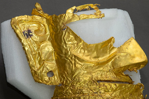 Ученые обнаружили в Китае древнюю золотую маску, которая хранит большую тайну