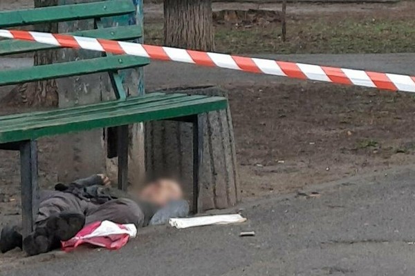 В центре Одессы нашли под лавочкой тело мужчины, - ФОТО