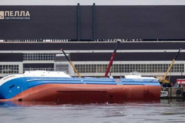 В России перевернулось судно: нашли тела двух погибших