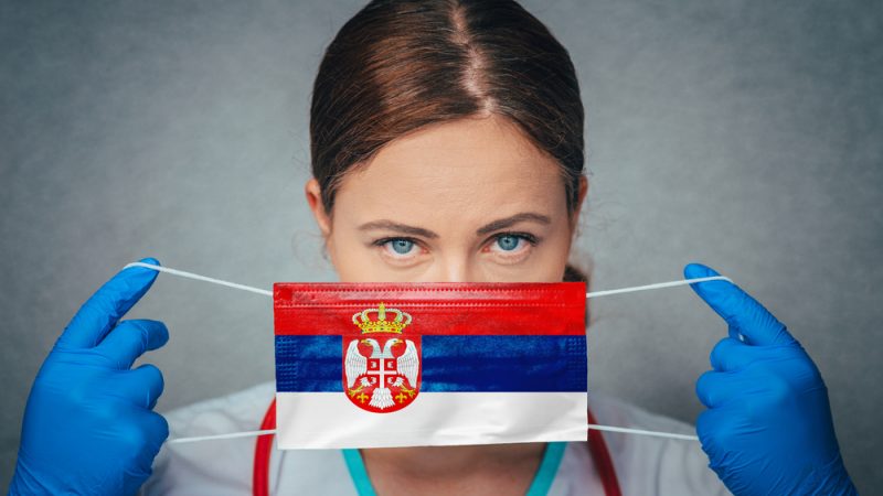 Сербским медработникам, возможно, скоро придется пройти вакцинацию