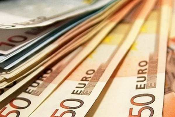 Украинцы в марте продали рекордное количество валюты банкам: подробности