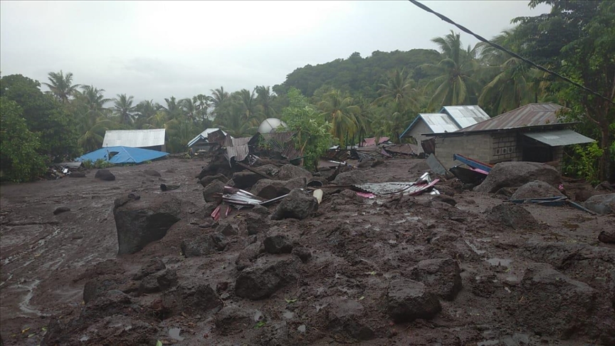 Более 50 человек погибли в результате внезапных наводнений в Индонезии