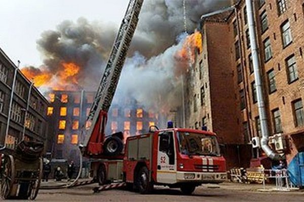 В Санкт-Петербурге продолжают тушить пожар на «Невской мануфактуре»