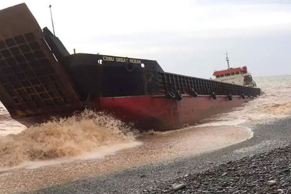 Два судна пострадали из-за тайфуна на Филиппинах