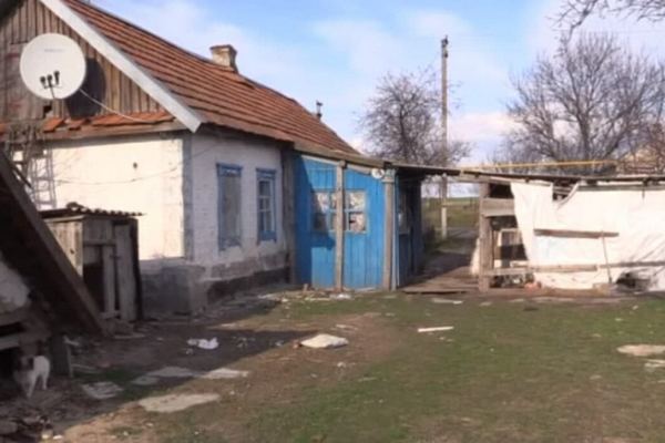 Мама на кухне говорила по телефону: подробности изнасилования 2-летней девочки под Днепром (видео)