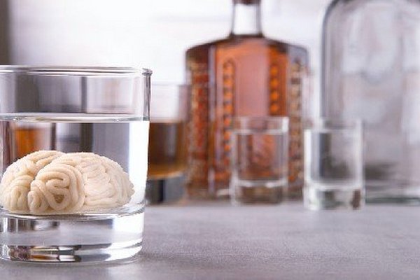 Мозг перерабатывает алкоголь почти как печень. И страдает от этого