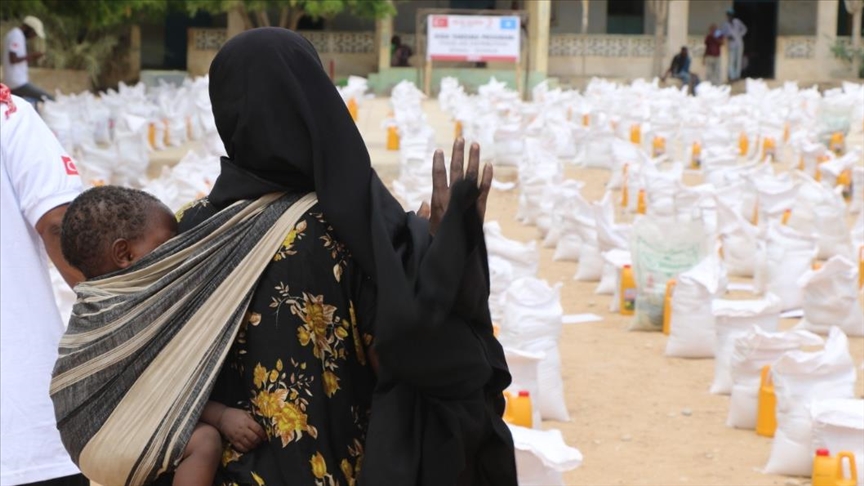 Турецкая благотворительная организация раздает продуктовые наборы в Сомали