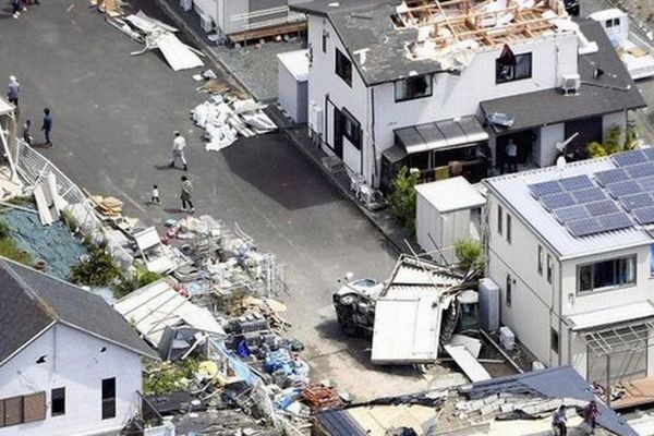 По Японии пронесся сильный торнадо: переворачивал автомобили и сносил крыши домов