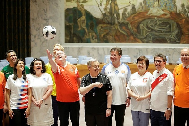В ООН отметили открытие ЧМ-2018 в РФ, надев футболки своих команд