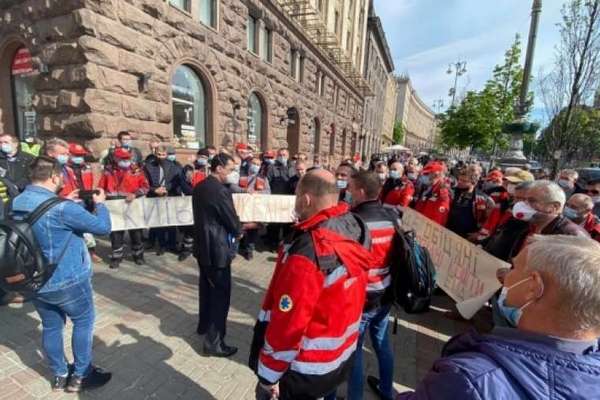 Водители «скорой» и транспортники пришли протестовать под окна Кличко
