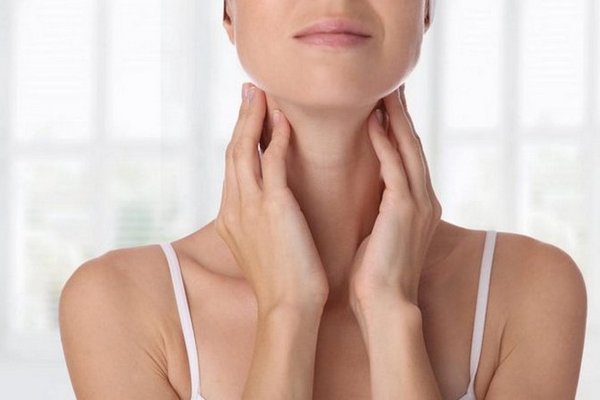 Названы симптомы, указывающие на проблемы с щитовидкой