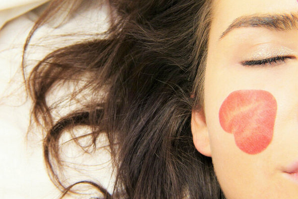 Как косметика с сильным ароматом может навредить коже
