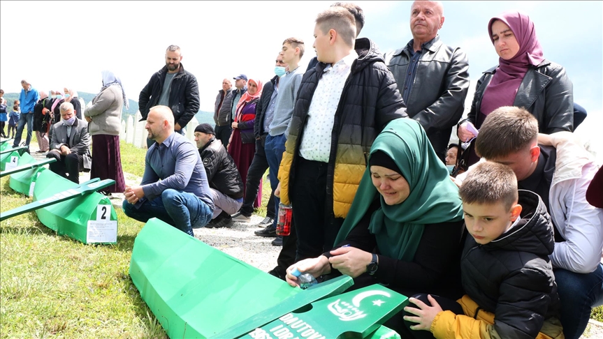 Босния похоронила еще 5 жертв войны