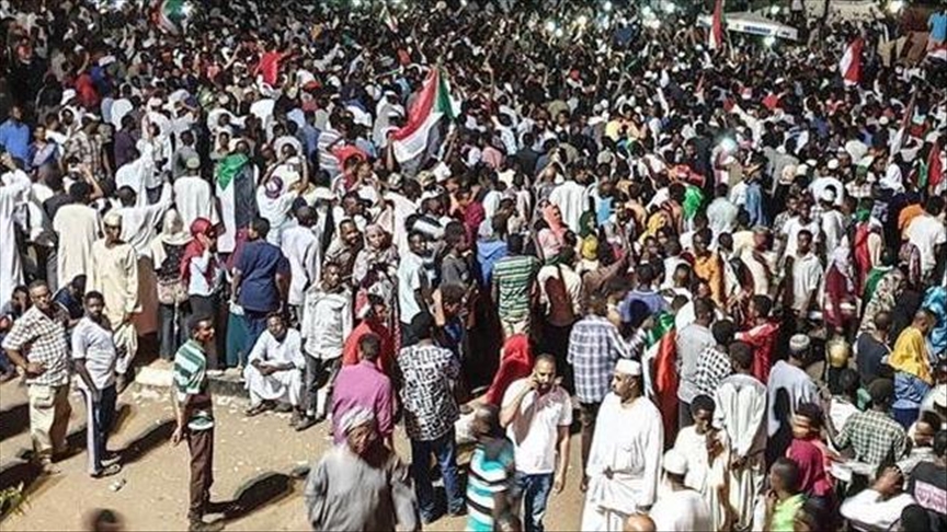 Тысячи суданцев выступают против отмены субсидий