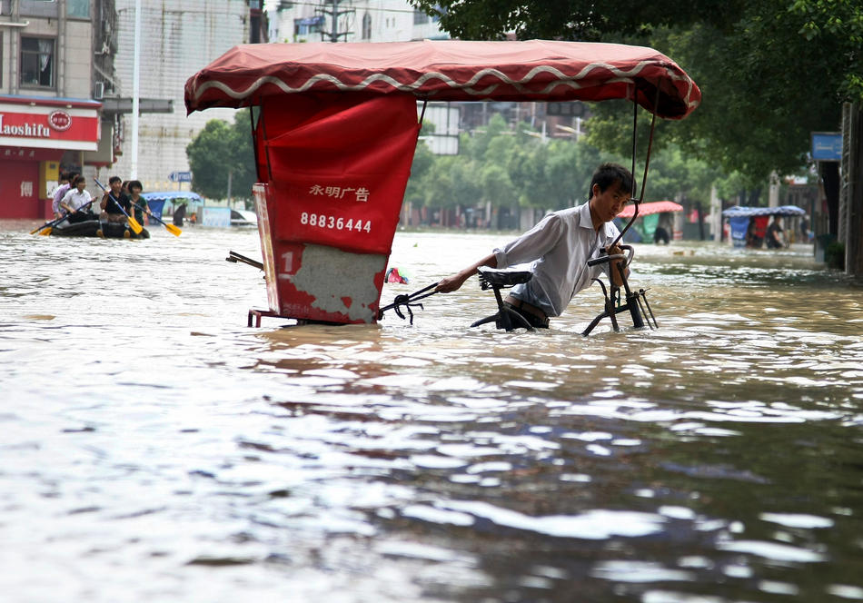 Наводнение в центральном Китае превратило улицы в реки, погибли по меньшей мере 25 человек