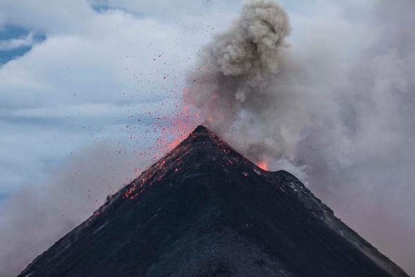 Японские ученые научили спутники предвещать извержения вулканов