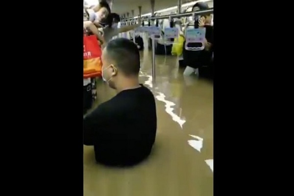 В Китае ливни затопили тоннель метро, 12 погибших