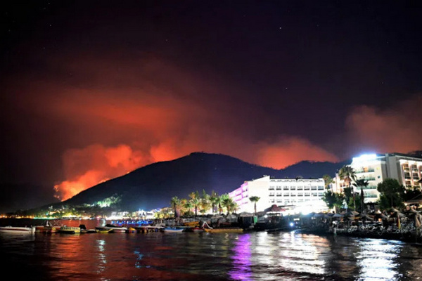 В Анталии из-за пожаров ввели запрет на посещение лесов