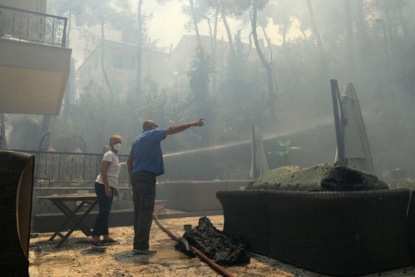 Мощный лесной пожар угрожает пригородам Афин