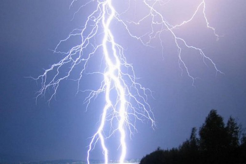 В Ивано-Франковской области молния попала сразу в двух женщин