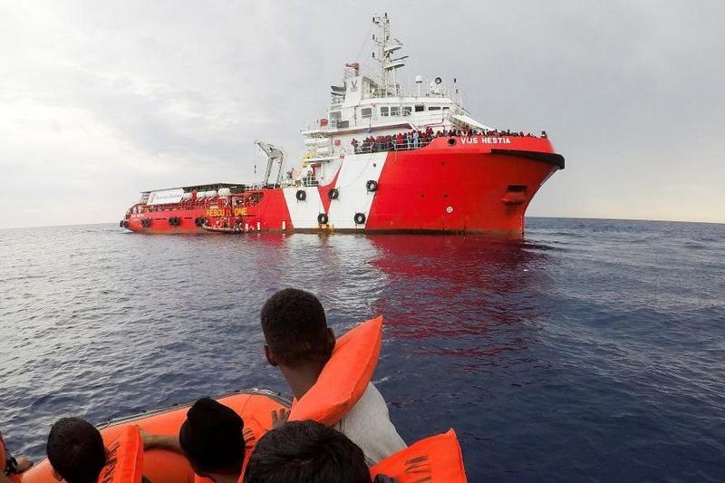 Италия запретила своим спасателям помогать судам с мигрантами