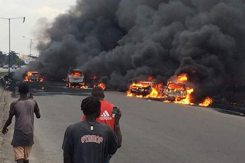 В Нигерии загорелась автоцистерна с топливом: много погибших. Видео