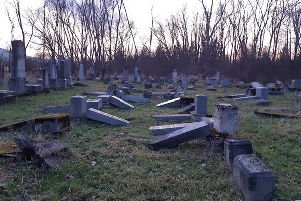 В Виннице неизвестные разгромили памятники на кладбище