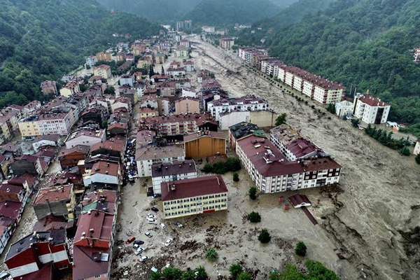 На берегу Черного моря в Турции сильнейшее наводнение разрушило сотни жилых домов