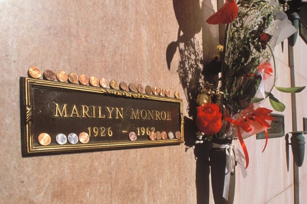 В США продают место на кладбище за $2 млн: соседями будут Мэрилин Монро и Хью Хефнер