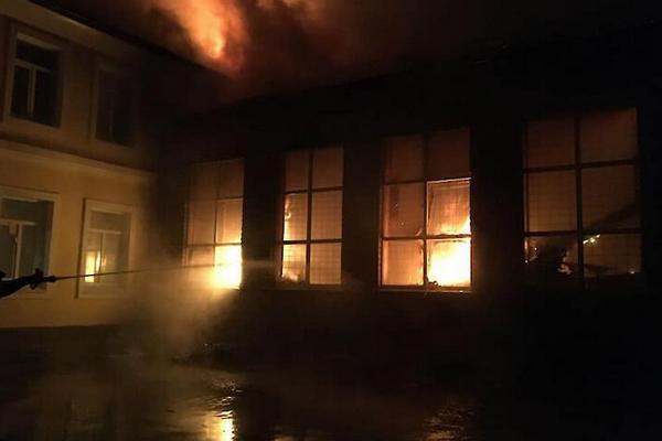 В Харьковской области всю ночь горела школа: пожар тушили десятки спасателей