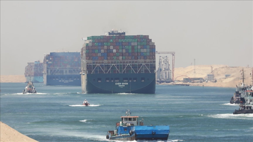 Судоходство по Суэцкому каналу в Египте возобновилось после того, как контейнеровоз вернулся в строй