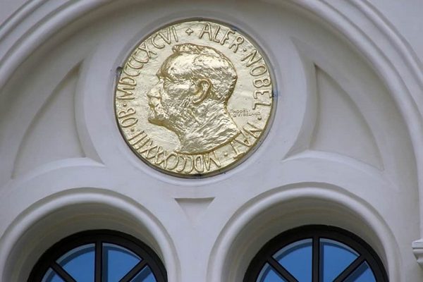 Нобелевскую премию второй год подряд будут вручать в онлайн режиме