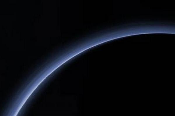 Ученые обнаружили, что атмосфера Плутона медленно исчезает