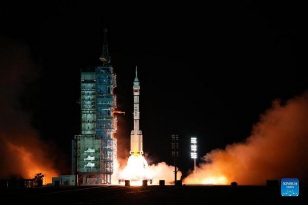 Китай отправил экипаж для строительства космической станции