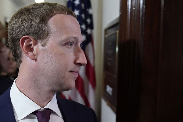 Информатора Facebook вызвали дать показания против Цукерберга