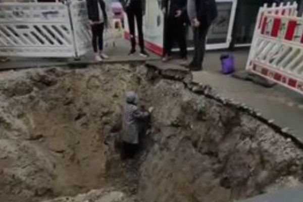 В Киеве пенсионерку спасли из ямы
