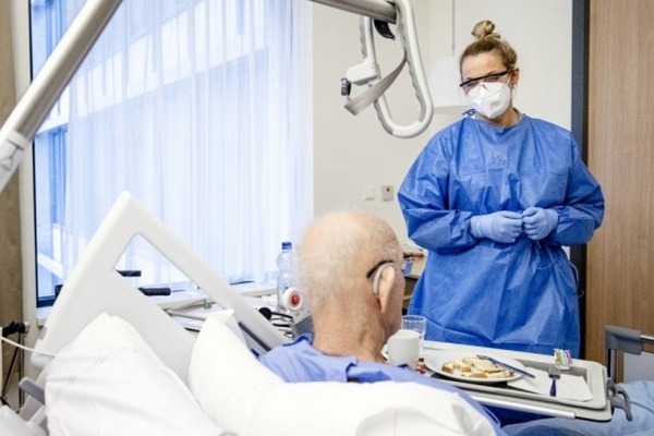 В Нидерландах из-за вспышки коронавируса начали ускоренное обучение медсестер