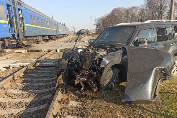 На железнодорожном переезде в Харьковской области поезд сбил автомобиль: есть пострадавшая