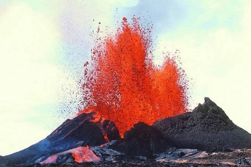 Вулкан выстрелил лавой в туристов: десятки раненых