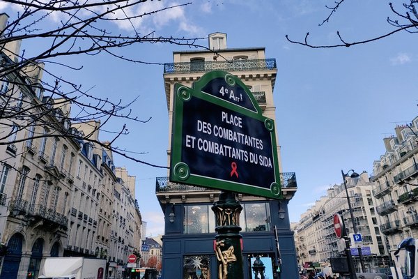 В Париже открыли Площадь борцов со СПИДом