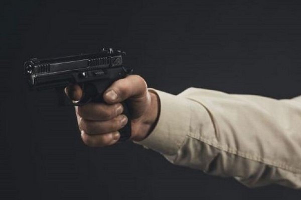 Житель Запорожья угрожал мужчине пистолетом, требуя вернуть несуществующий долг
