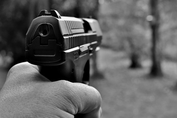 В Мелитополе ученик из окна школы стрелял по детям – в одного угодила пуля