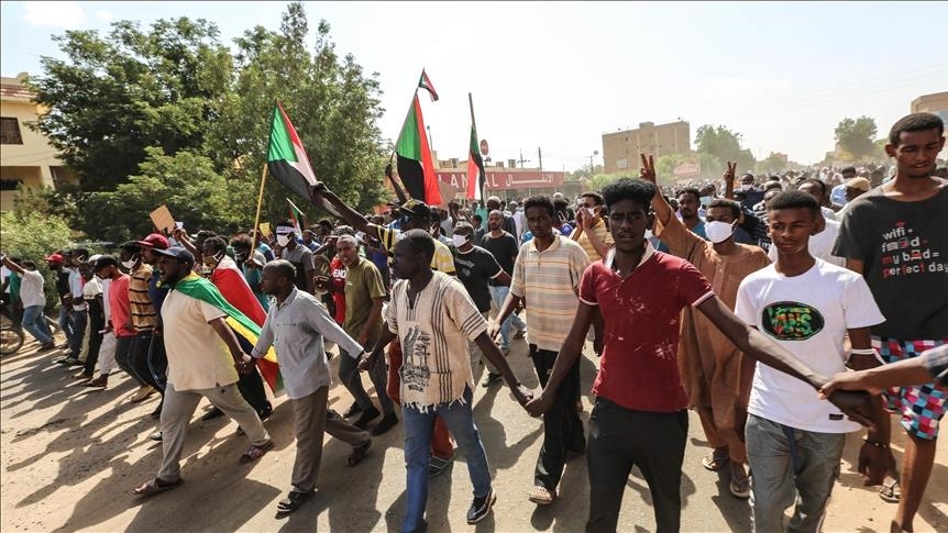 Тысячи людей протестуют в Судане в годовщину революции