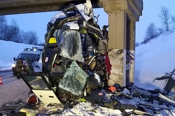В России автобус влетел в опору моста, пять жертв Источник: Новости Ю