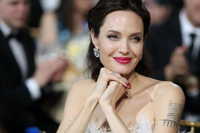 Анджелина Джоли попала в психиатрическую больницу